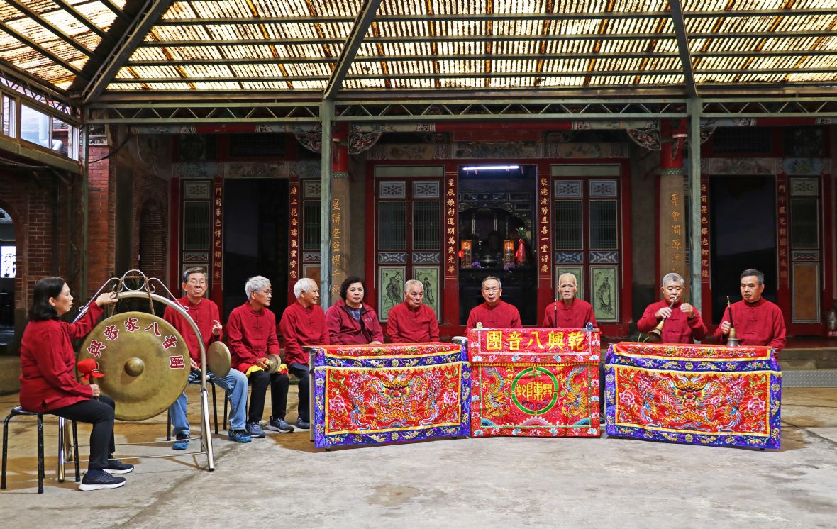 乾興八音團於陳四源公廳演奏八音