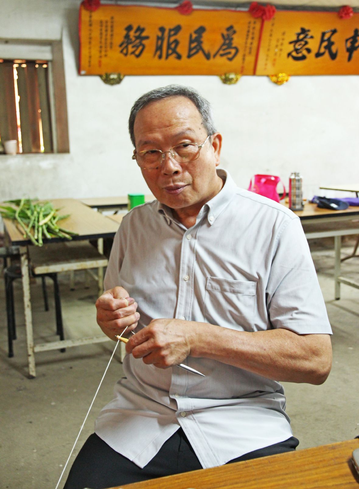 製作哨仔的纏繞與捲拉收口