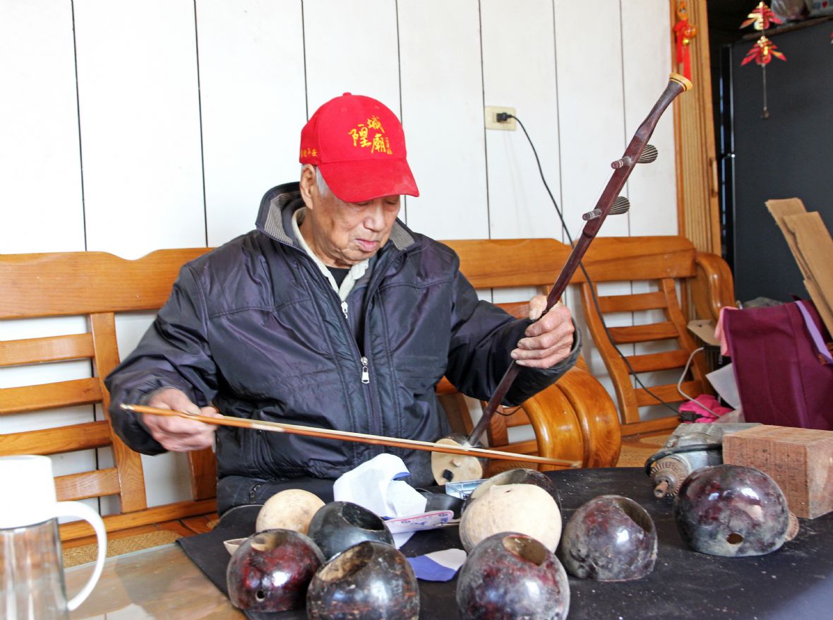 陳炳全拉椰胡（曾昭烱拍攝）