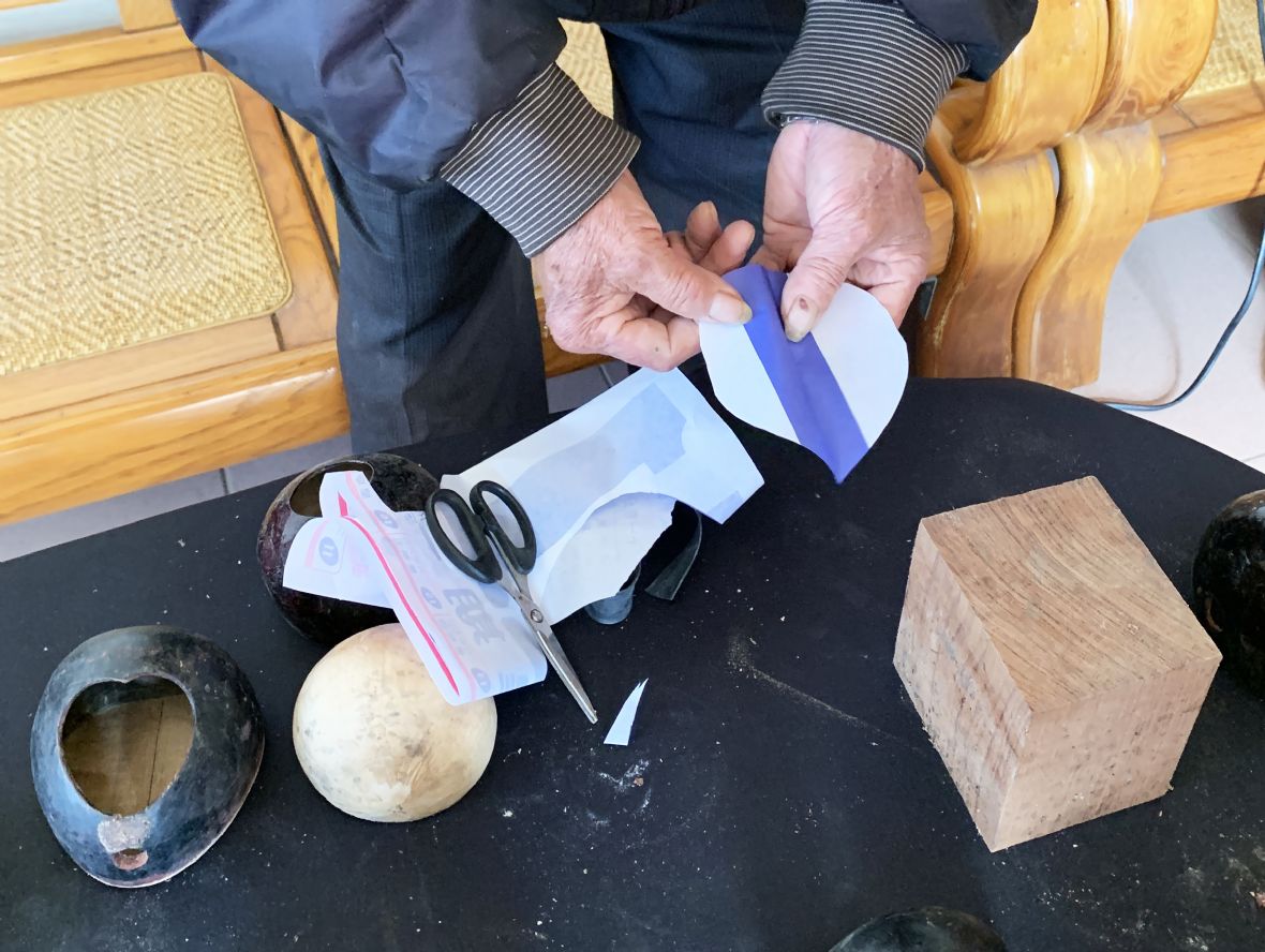 以廢紙裁剪椰胡音筒封面基材形狀