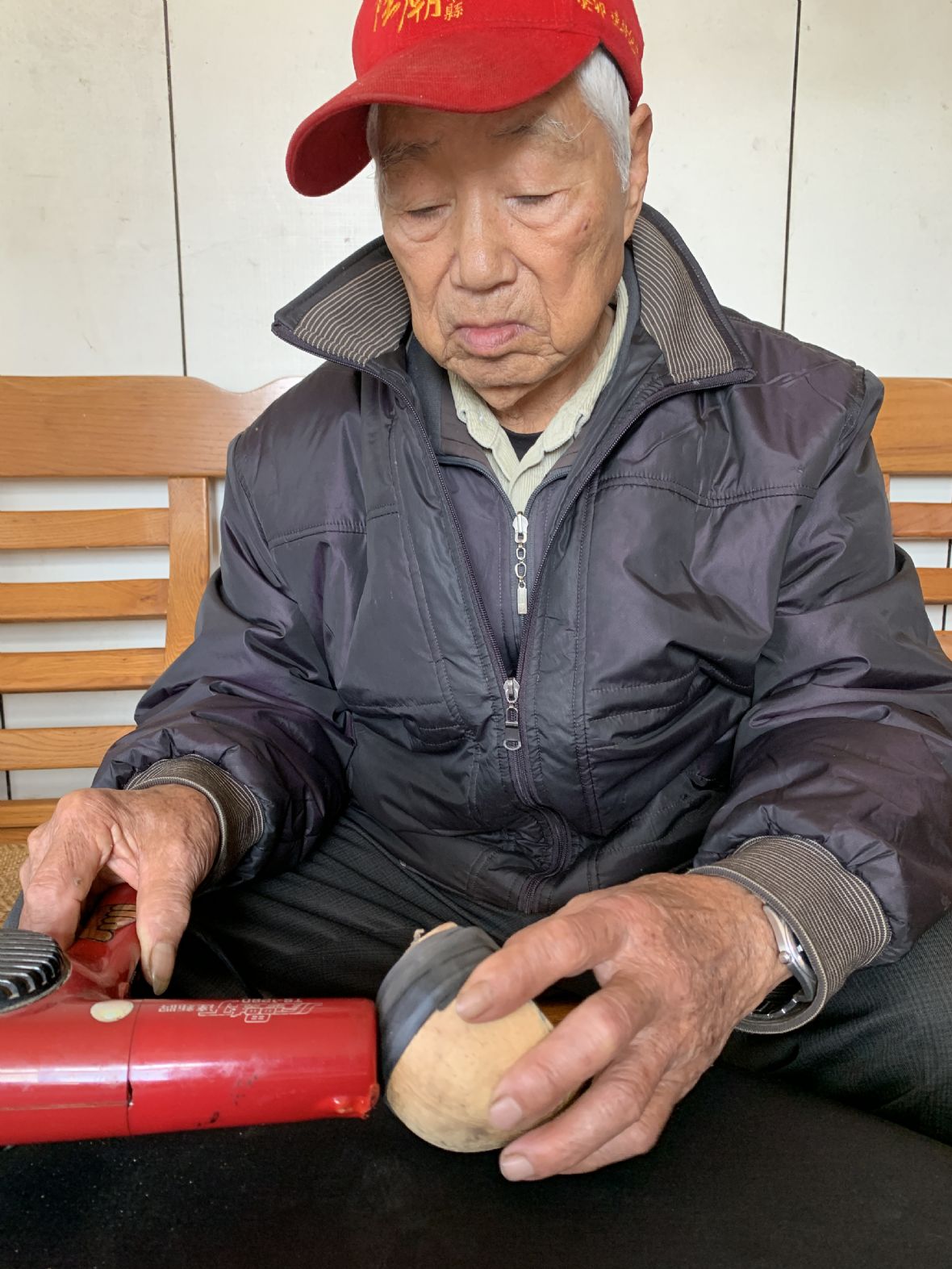 陳炳全示範椰胡的定型方式