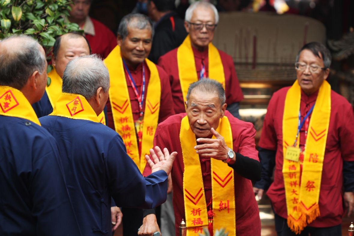 祭禮前糾儀官戴國志與祭司進行討論