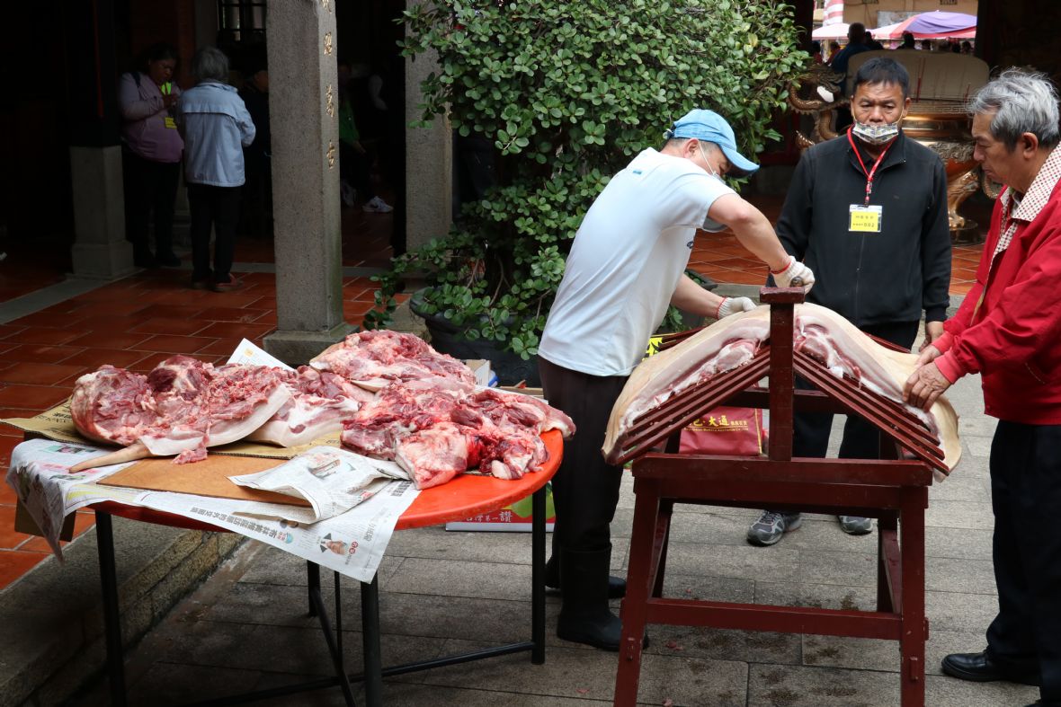 剖分獻祭豬肉