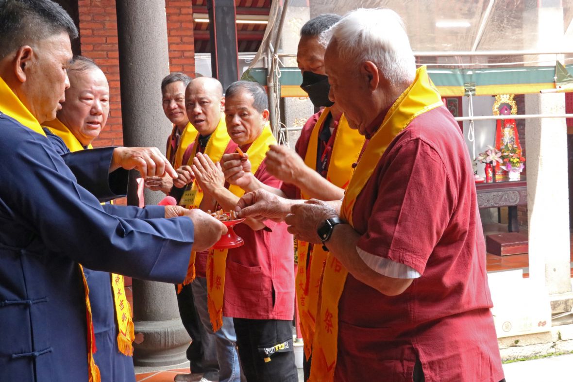 陪祭者代表全體信徒受神賜祥，食祭神肉