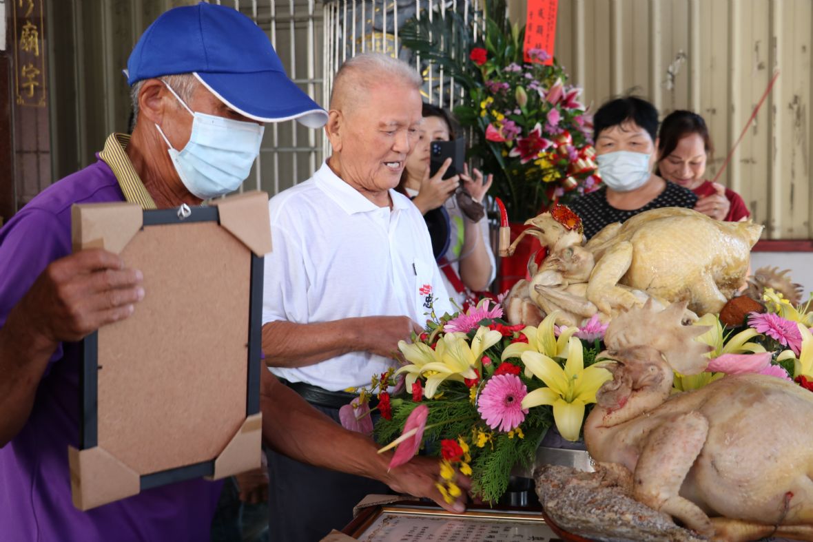 祭典上讚賞家戶的大雞