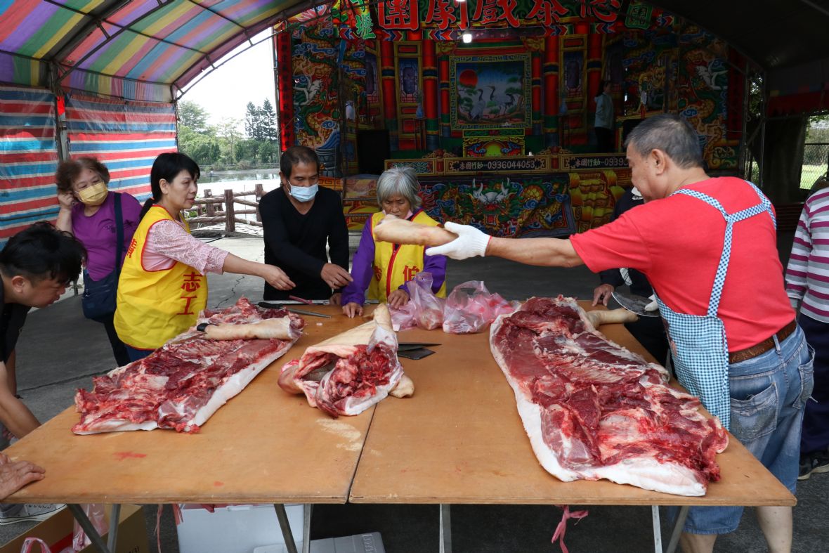 爐主與熱心信士共同出資獻大豬