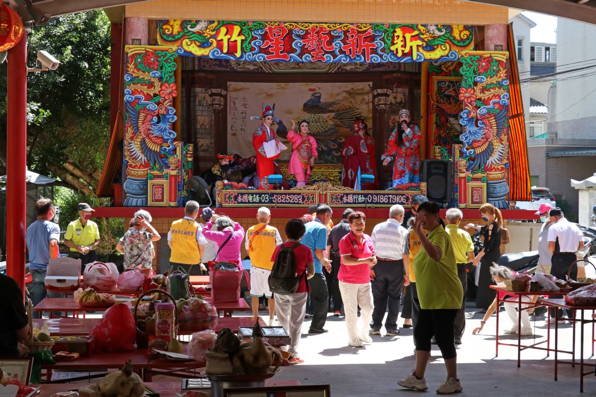 人們最愛的是扮仙戲灑下象徵迎福納祥的福酒與甜糖