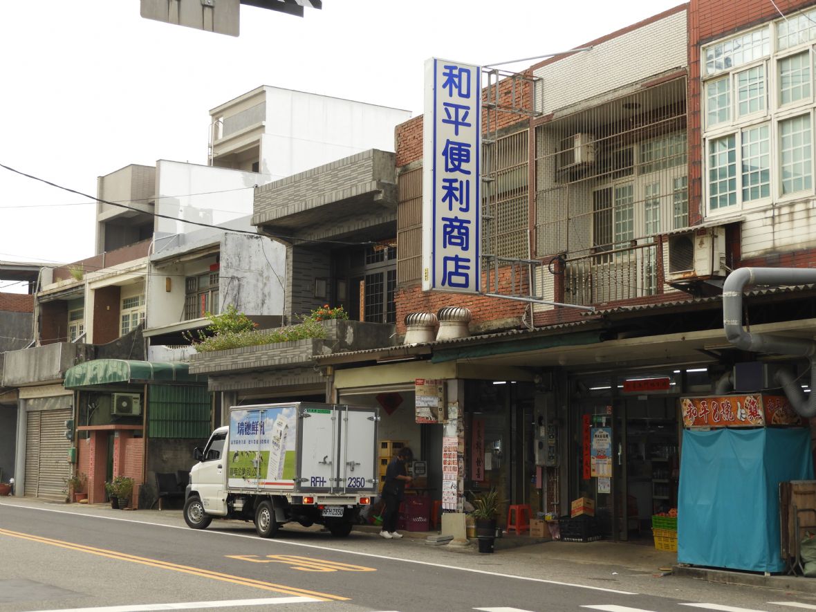 和平便利商店原名為三界壇商店（林鑫咸攝，2024）