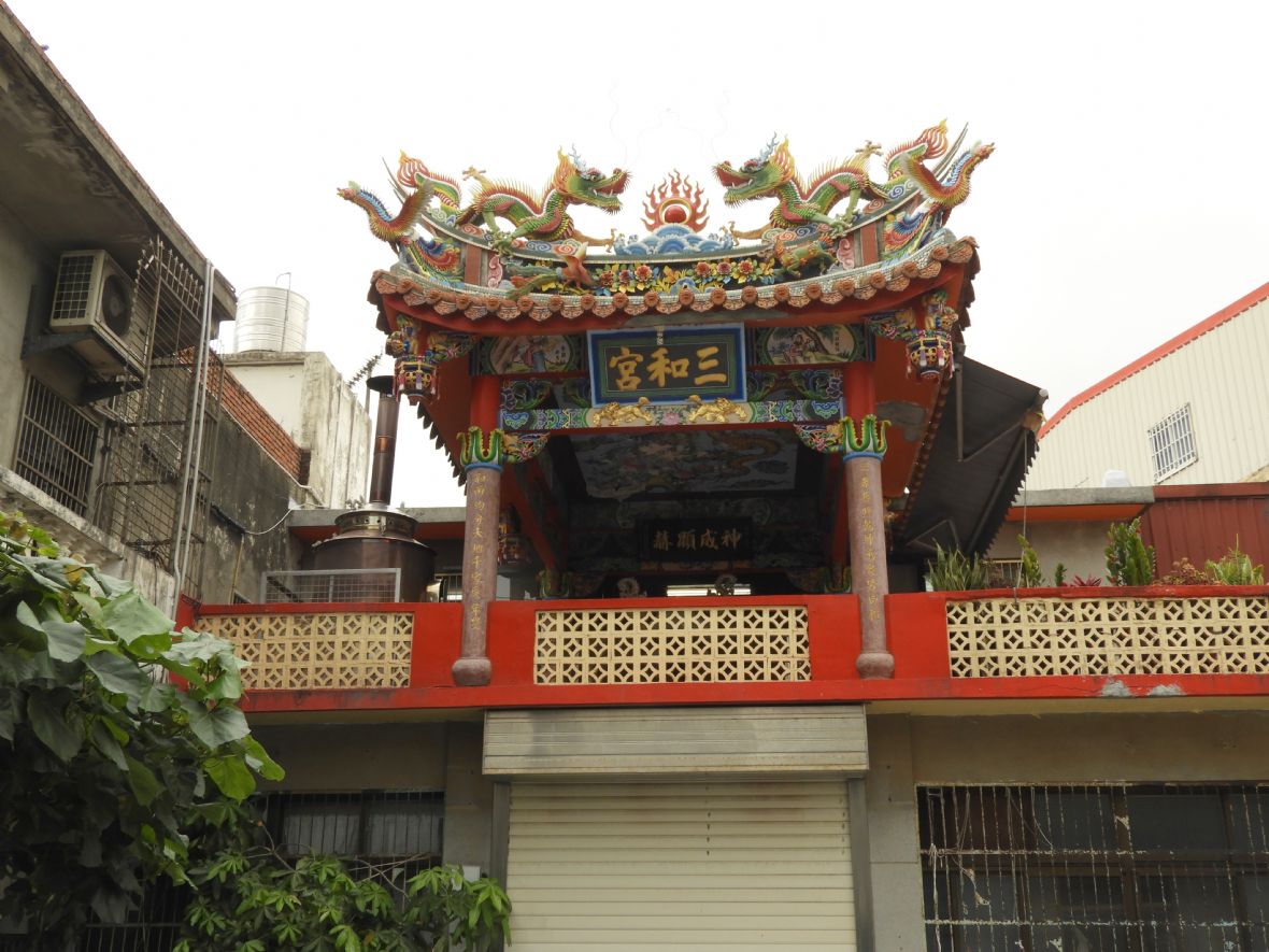 三和宮位於二樓上（林鑫咸攝，2023）