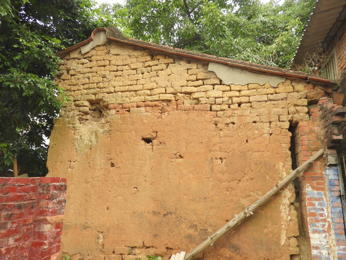  游屋懋德居左二橫屋為泥磚牆面（林鑫咸攝，2024）