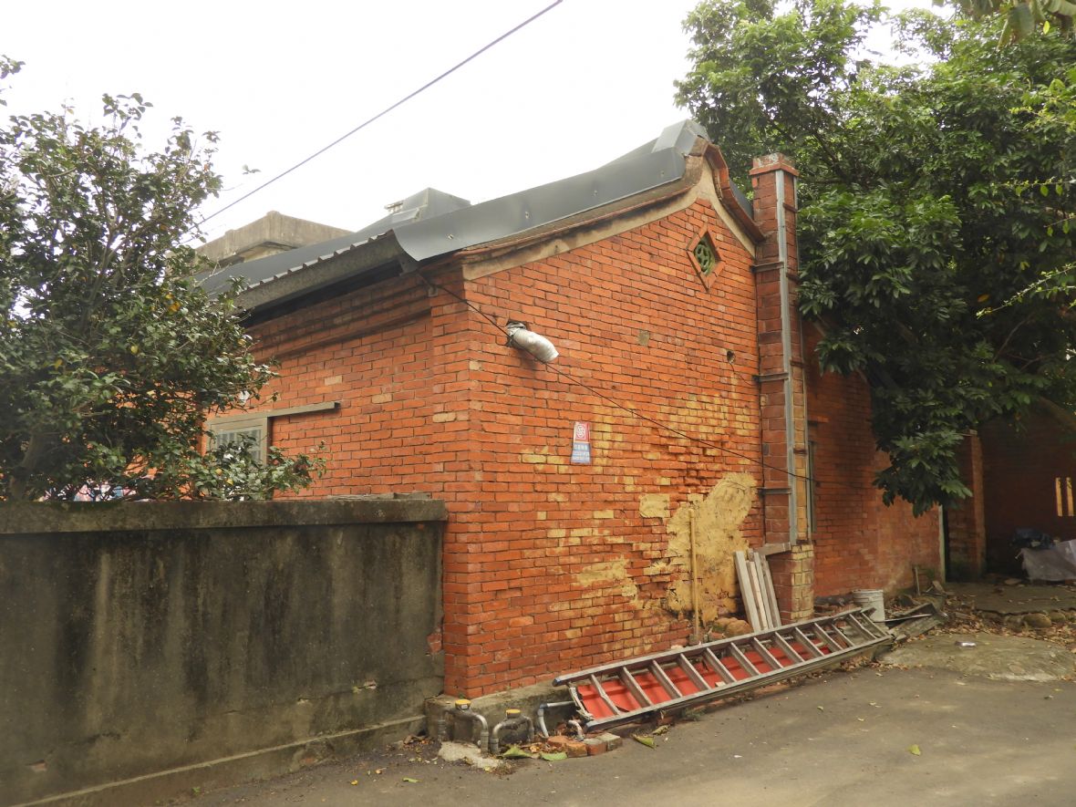 游屋懋德居左一橫屋為紅磚牆面（林鑫咸攝，2024）