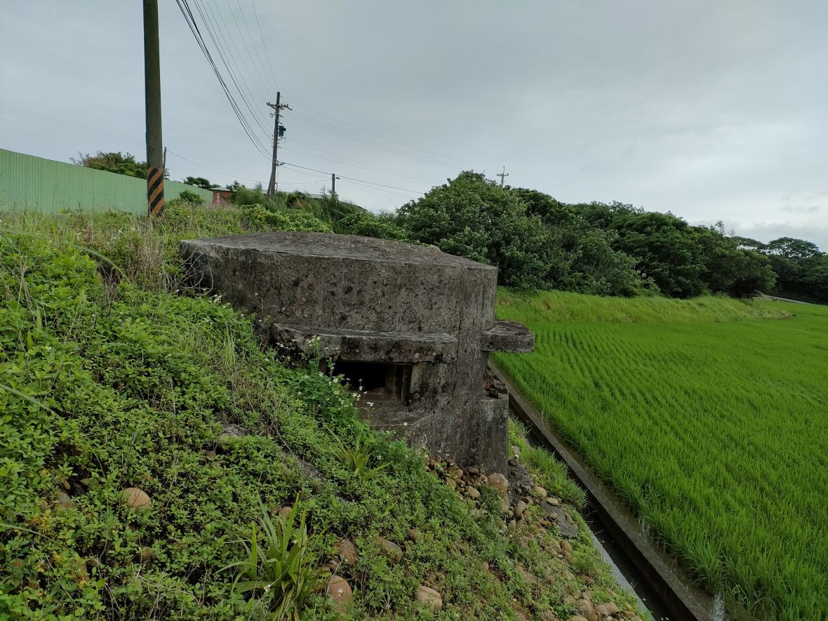 和興圓山岡北96-002碉堡位於圓岡阜邊緣