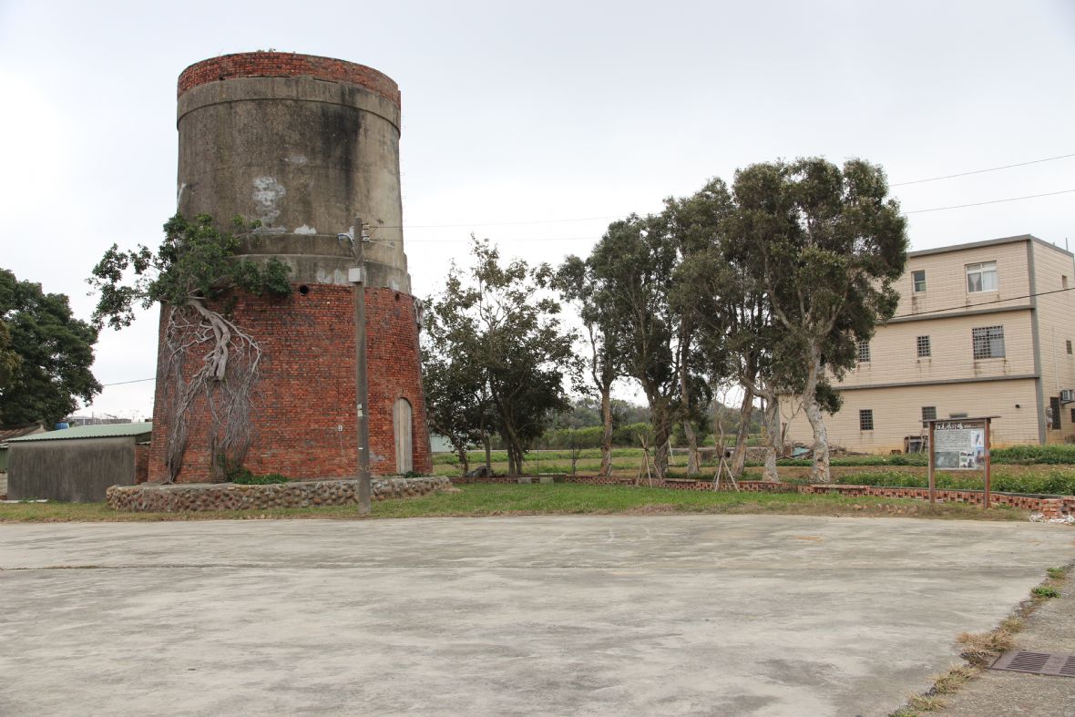 紅毛飛行場圓山子消防水塔，右側設標示牌