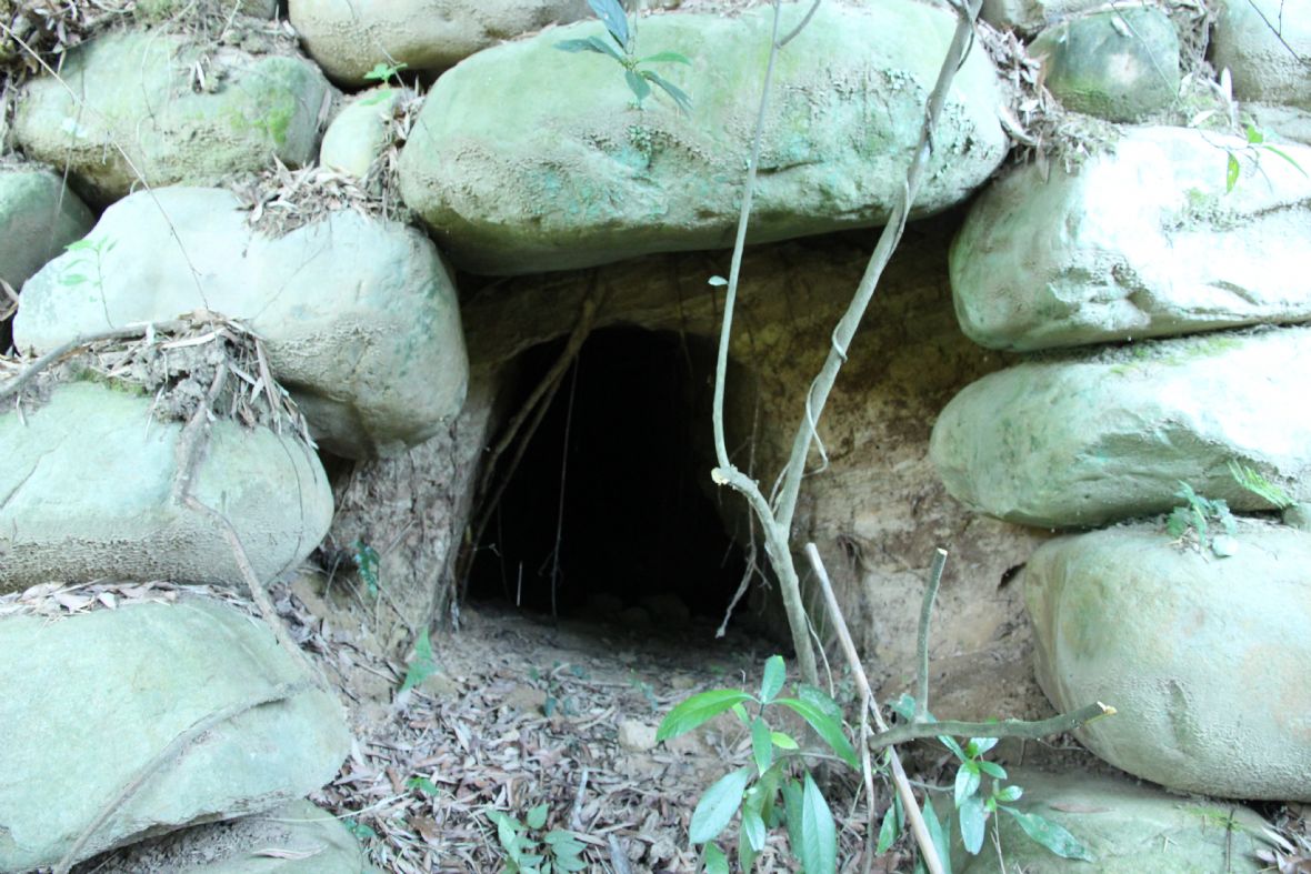 北打鐵坑羅屋公廳後方坑道入口及山壁以大石堆疊保護