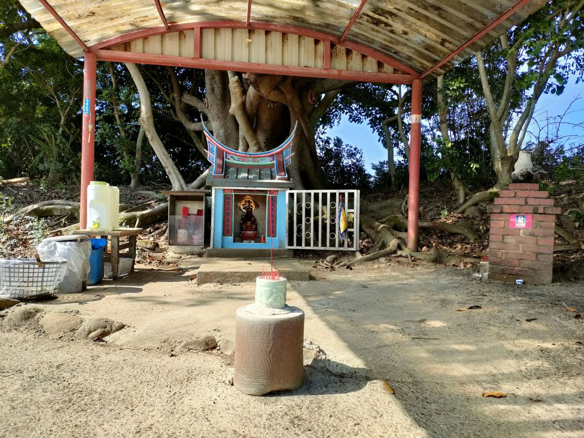 北勢溪旁河壩脣伯公，中勢聚落內的「中勢村土地公」由此分香所成立