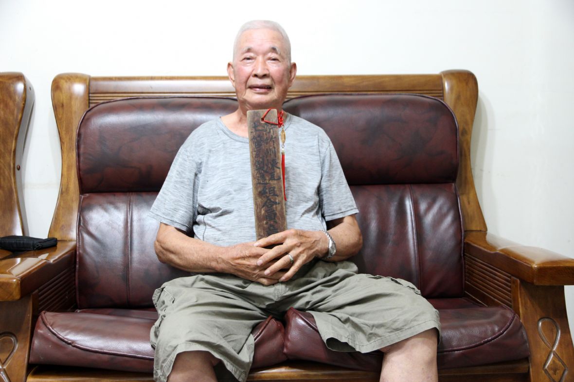 陳國全與木牌合影