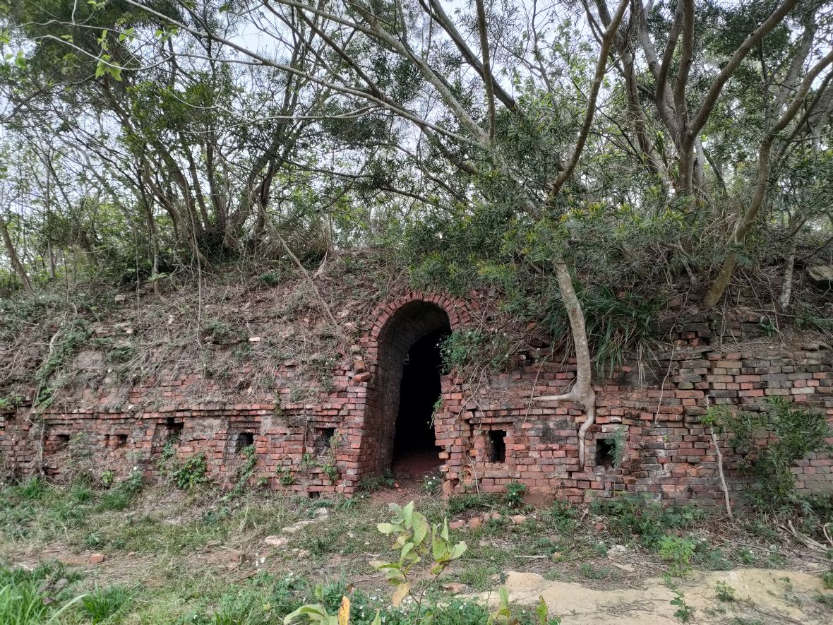 波羅汶磚廠窯門及左右兩側投煤口