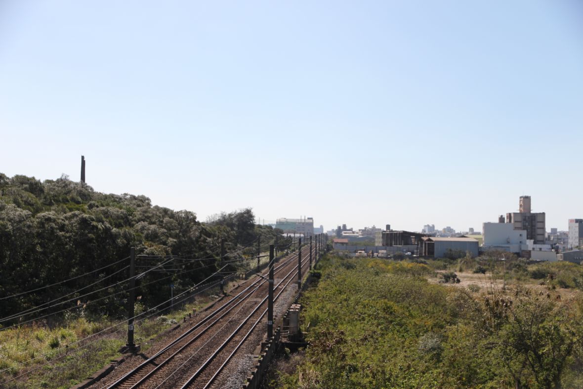 鐵路左邊煙囪為波羅汶磚廠，右邊空地為張錦銅瓦窯原址