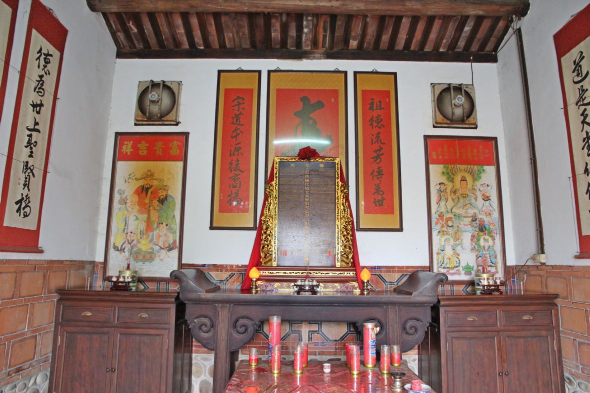 王爺壟隴西堂彭屋公廳，兩層式供桌，頂桌（神桌）放阿公婆牌、香爐、茶架、燈座，燭台則放於下桌（八仙桌）