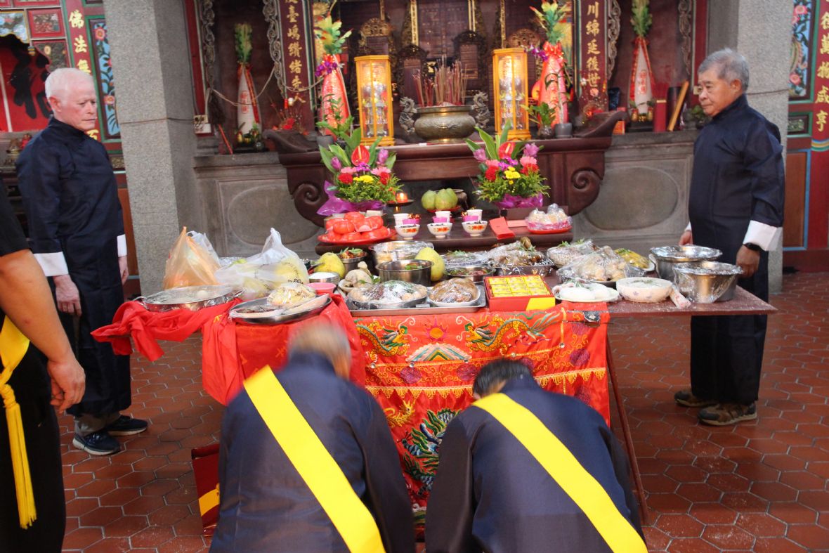 南勢陳四源公廳春、秋祭典行三獻吉禮，阿公婆廳的八仙桌布置為中座，另以摺疊桌作為擺放牲儀的下座，與神桌形成上、中、下三案桌的陳設