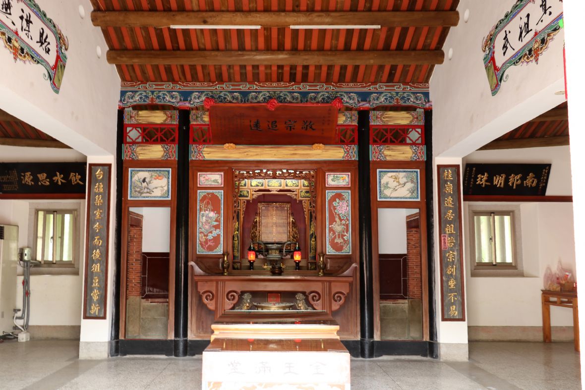 戴拾和戴屋公廳翹頭案