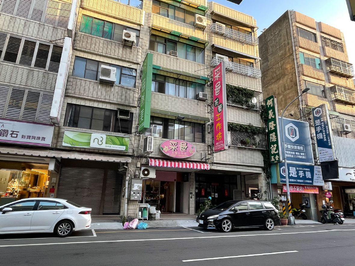 圖1何燊衡於天后宮對面開設隱記行。（劉勝鈺攝，2022）
