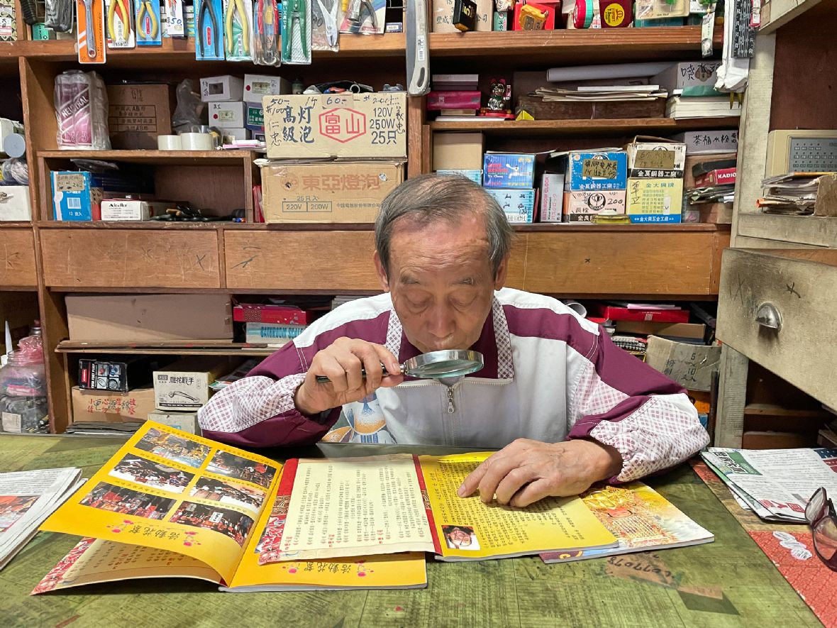 圖7何銀衡閱讀天后宮沿革。劉勝鈺攝，2022）