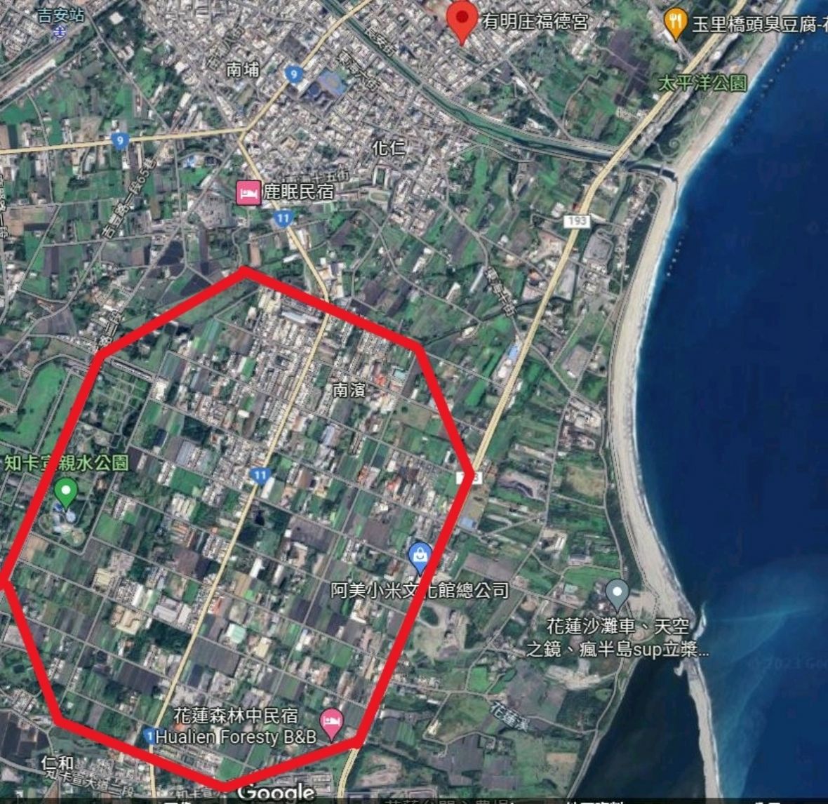 南飛行場是座八角型的大型飛機場（上方紅點為福德宮）（本團隊依據Google地圖底圖製作，2024）