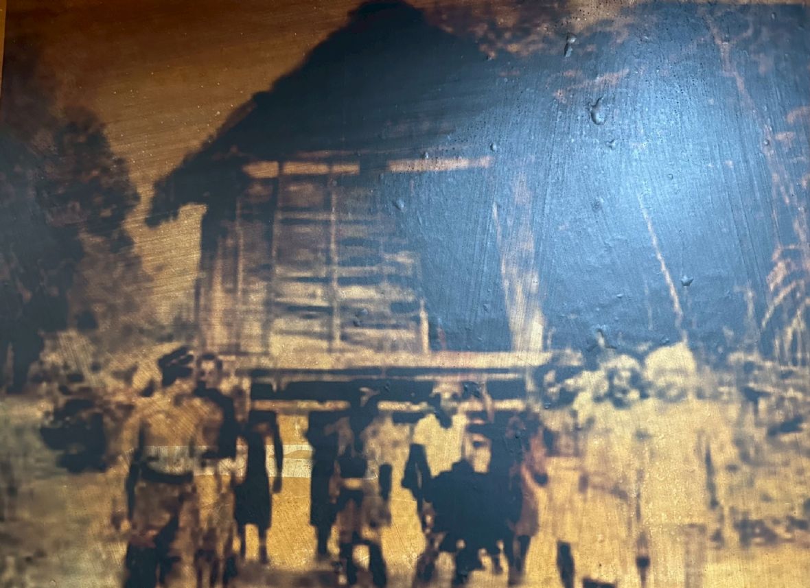 有明庄扛屋搬家最早的老照片，年代及提供者不詳（曾純純翻攝於有明庄福德宮牆面，2024）