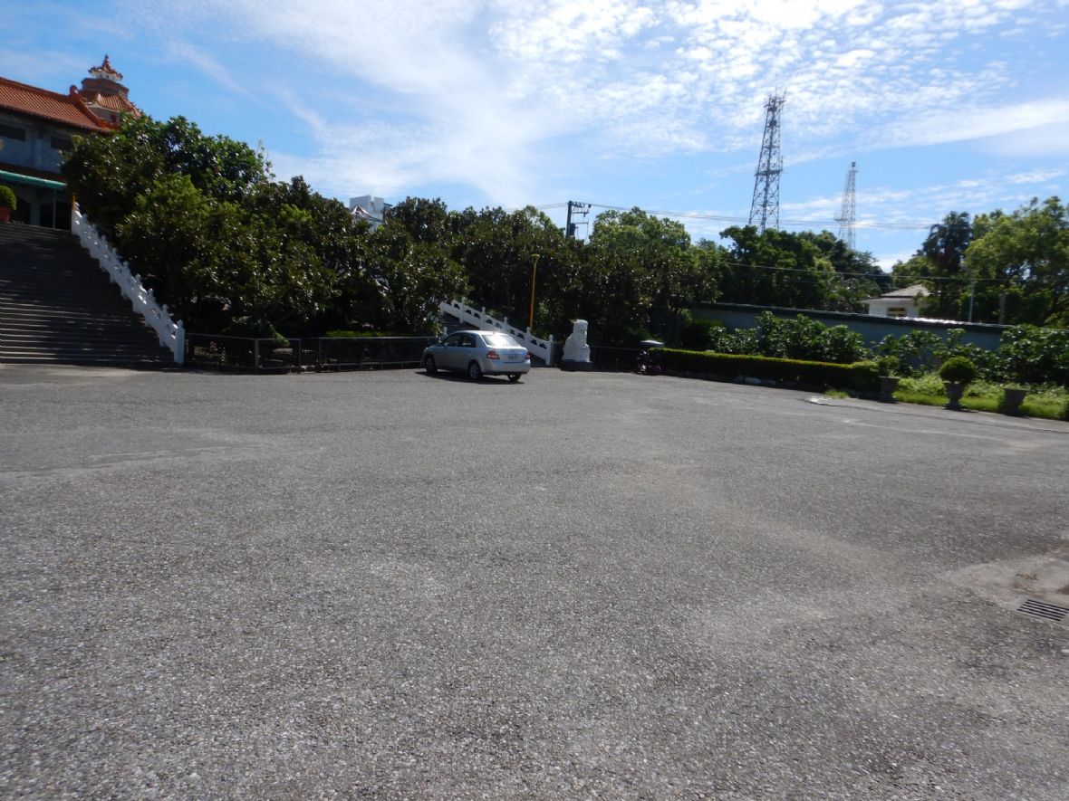 東淨寺將五權街旁規劃為花園與停車場區，降低地震活動帶來的風險（曾純純攝，2024）