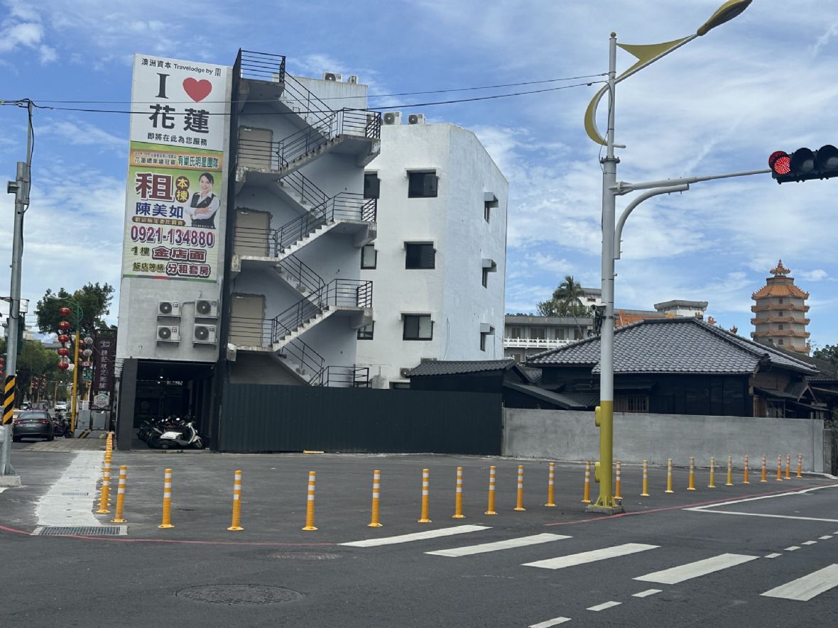 民國113年0403地震導致軒轅路「天王星大樓」倒塌，現址已拆除為空地（曾純純攝，2024）