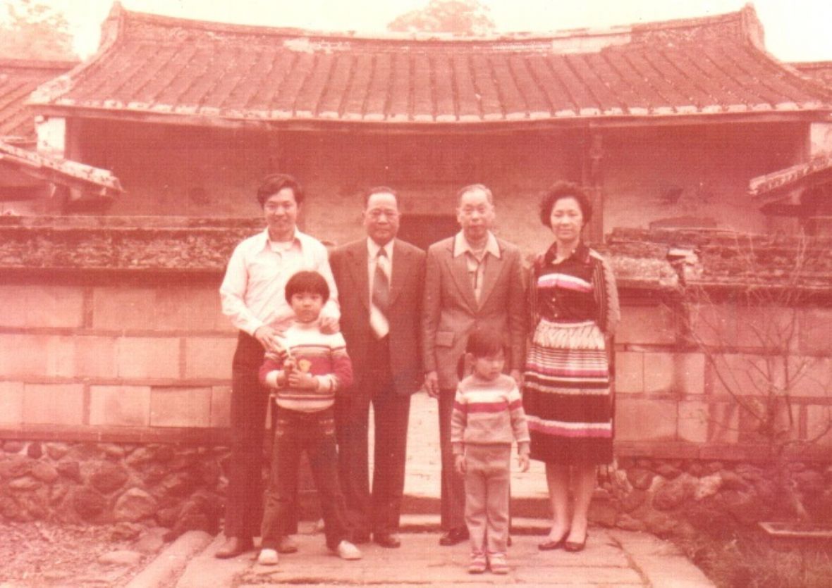 葉日陞（左一）與父親（左二）及兄嫂回新竹橫山葉屋合照（葉日陞提供，曾純純攝，2024）