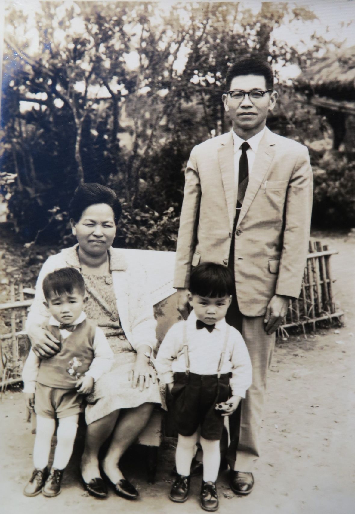 葉集偉和表哥與祖父母合照（葉集偉提供，曾純純攝，2024）