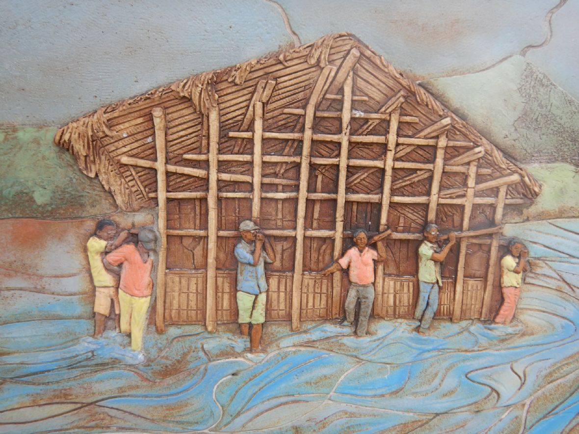 長安街上的窯燒陶板牆以「扛屋搬家」的意象為主題（曾純純攝，2024）