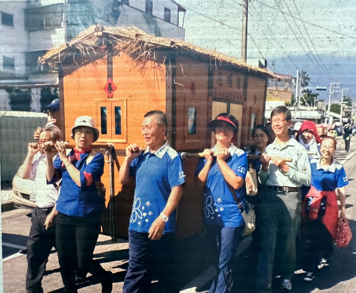 民國106 年有明庄舉辦「扛屋搬家」活動（劉冠宏提供，曾純純攝，2024）