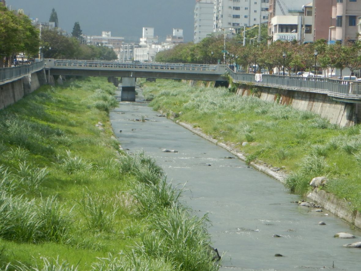東昌橋連接七腳川溪兩岸，承載客庄遷徙與生活記憶（傅立誠攝，2024）