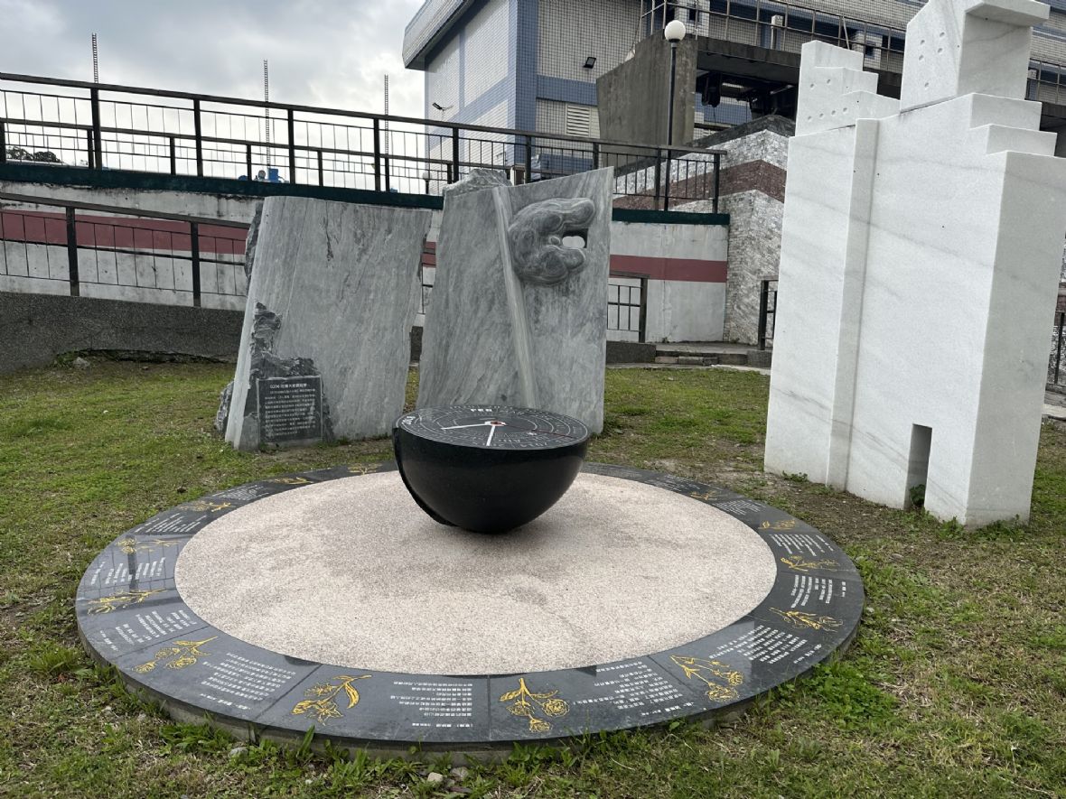 花蓮0206地震紀念裝置藝術「冬日最後一朵雲」（曾純純攝，2024）