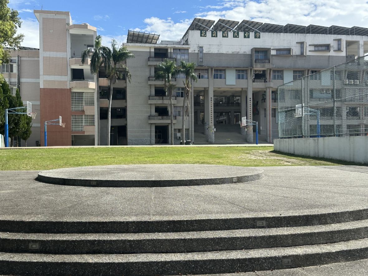 花崗國中校舍遠離校門，移至高地區域（曾純純攝，2024）