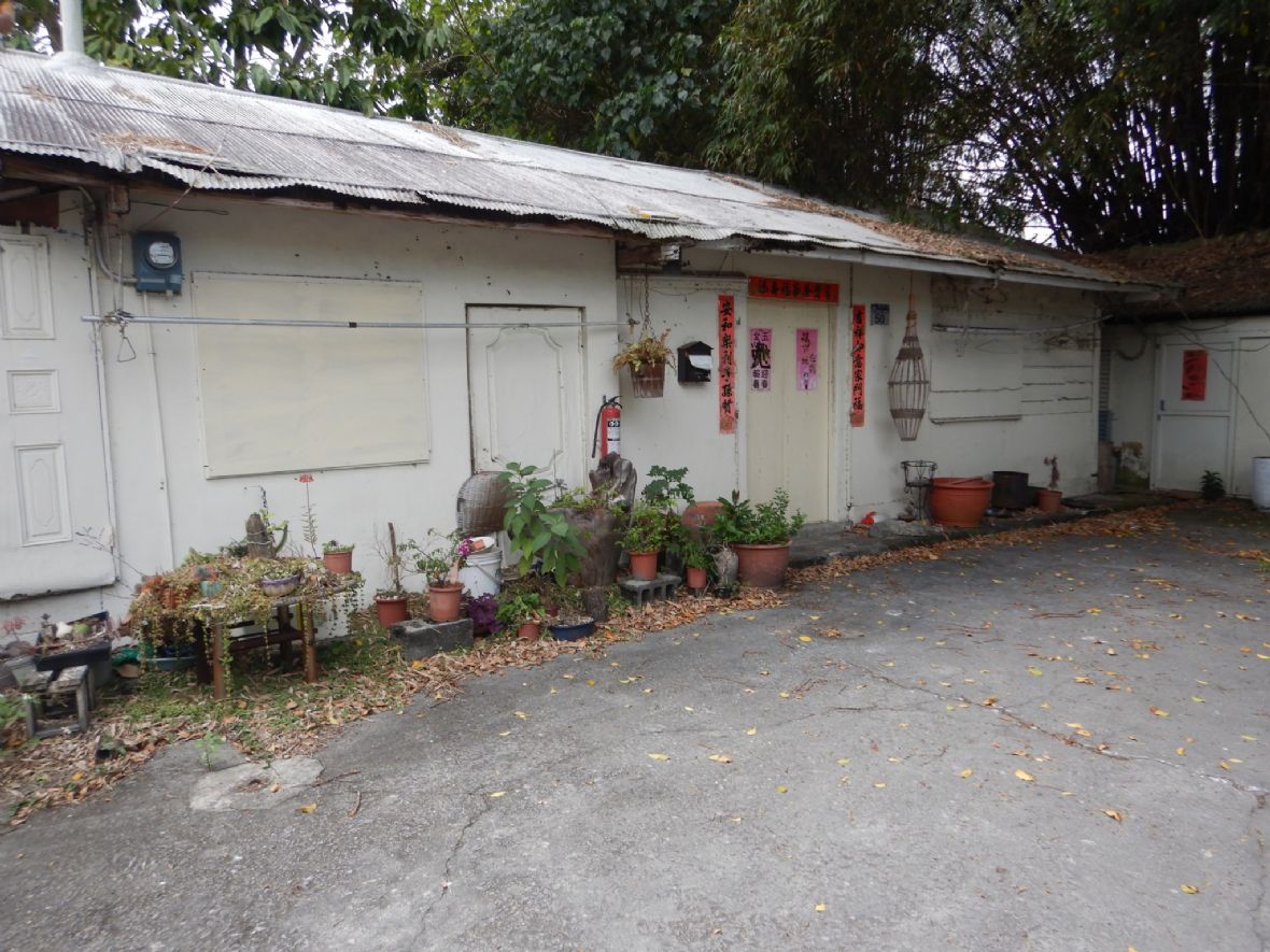 賴屋百年木屋，為1940年代客家人遷徙時拆屋重建，現為主農里僅存歷史見證（曾純純攝，2024）