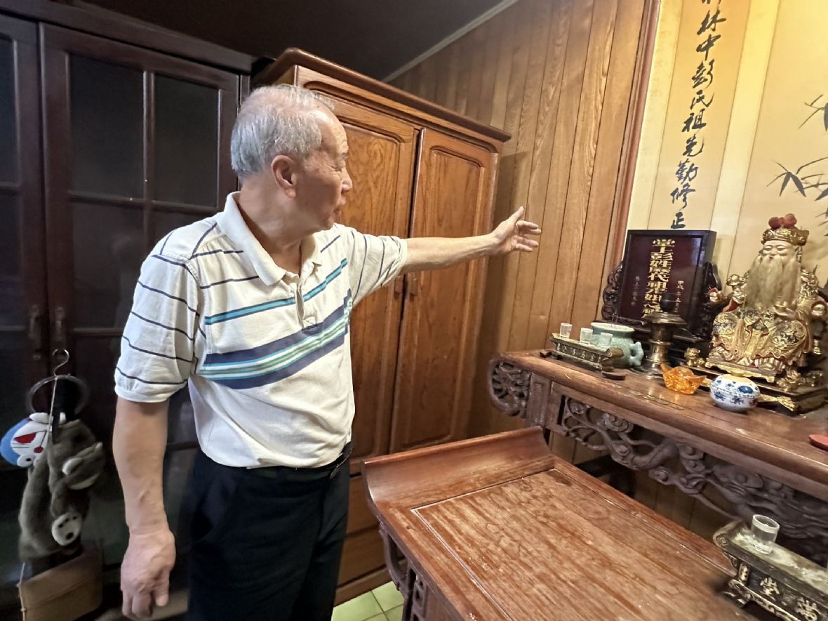 民國78年，彭明德遷居花蓮市，親刻祖牌，安奉於新宅神龕（曾純純攝，2024）