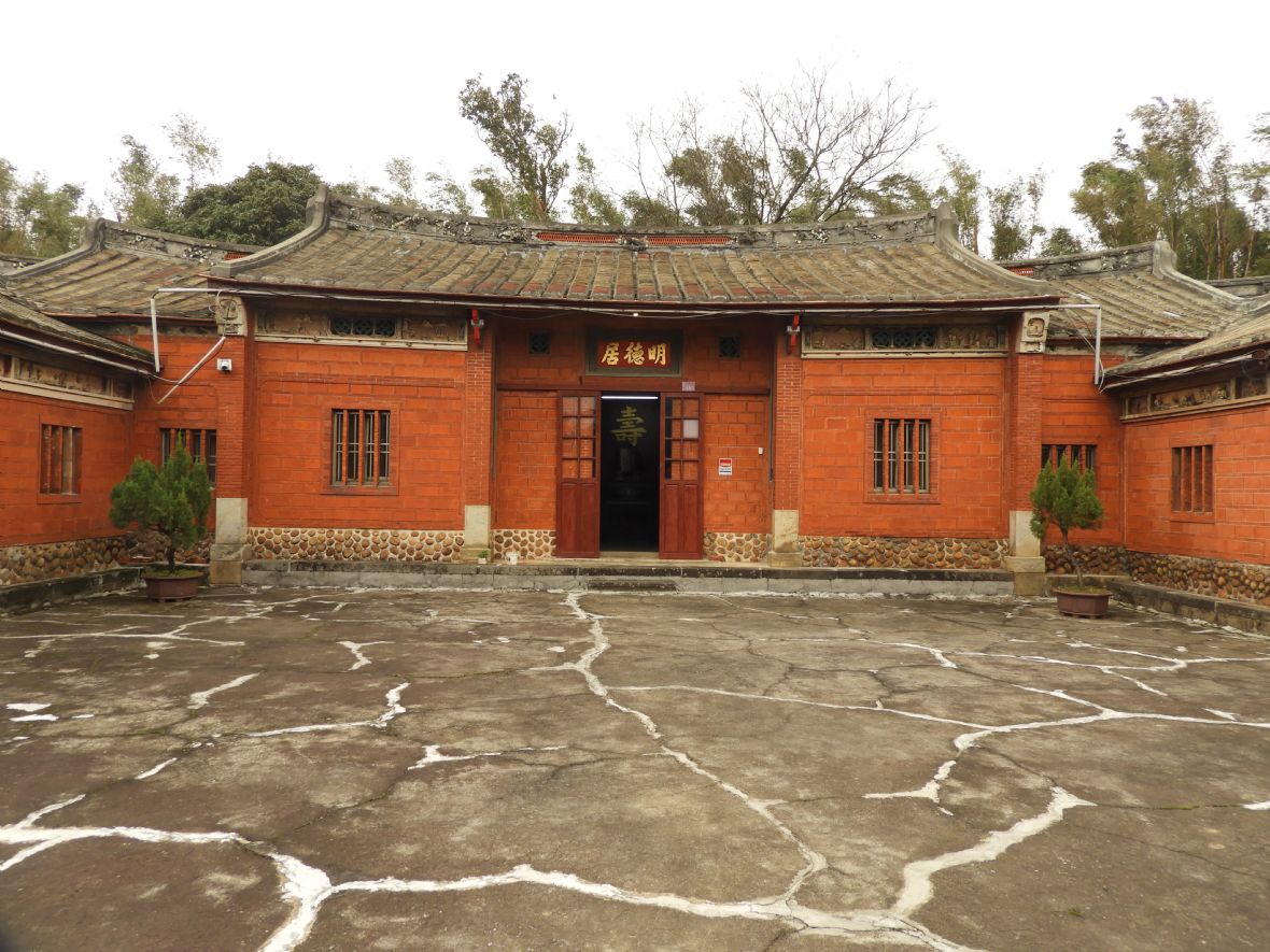 大崙庄明德居的正堂（林鑫咸攝，2024）