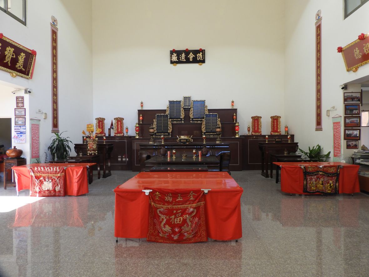 范屋宗祠的一樓安奉歷代祖先牌位（林鑫咸攝，2025）