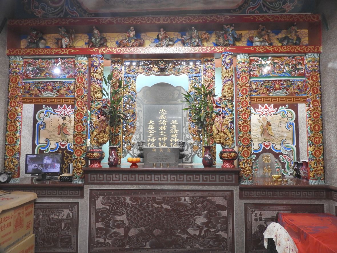 忠義祠正殿的神龕（林鑫咸攝，2024）