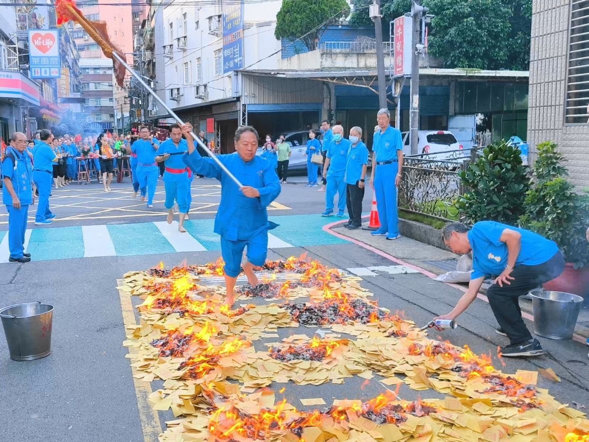 常務監事執大旗帶領善信過火祈福/中壢慈惠堂提供