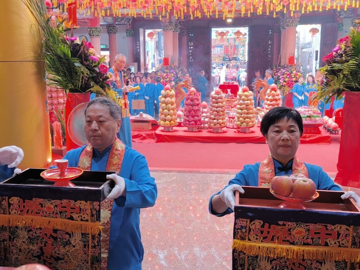 慈惠堂三獻古禮之進酒獻菓/中壢慈惠堂提供