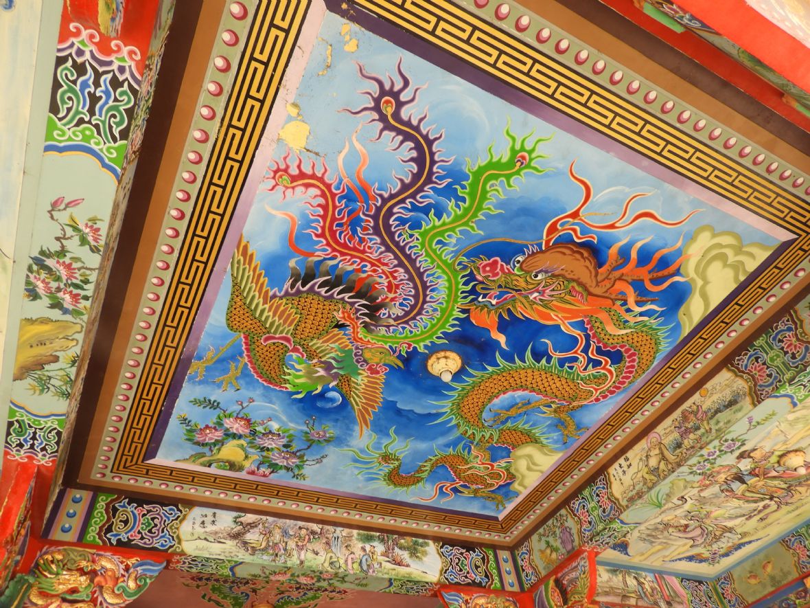大崙庄水尾溪伯公廟的拜亭亭頂內面彩繪-龍鳳呈祥（林鑫咸攝，2026）