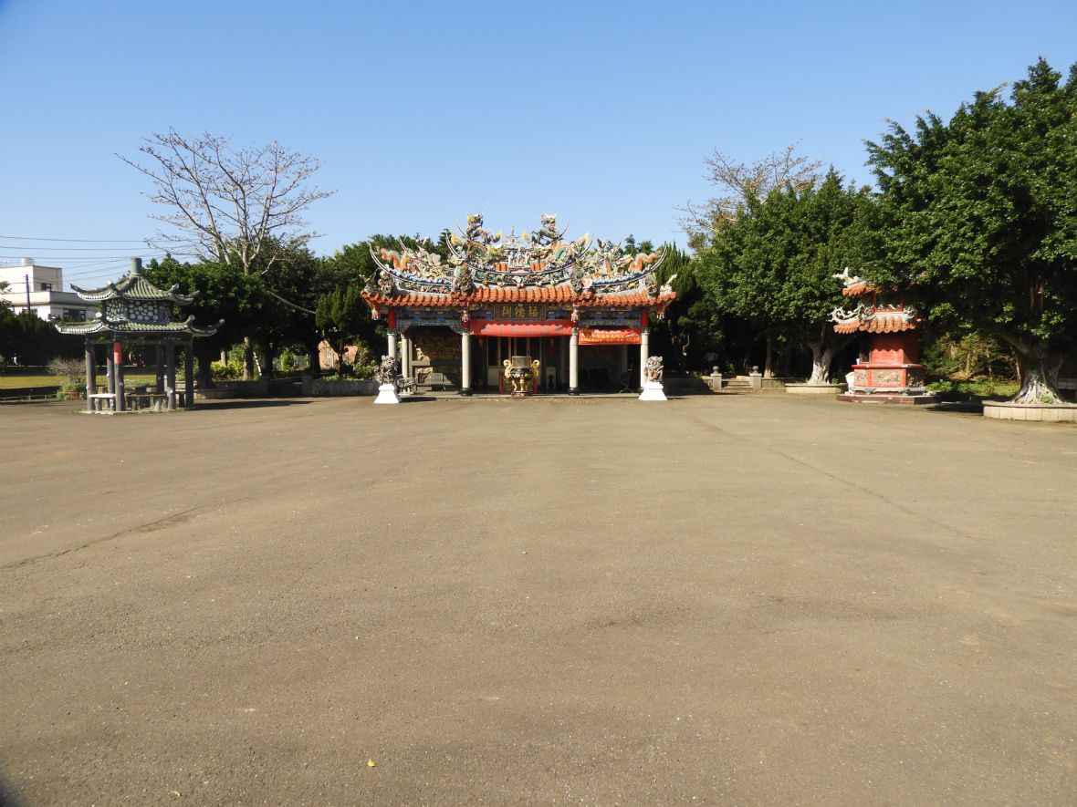 大崙庄水尾溪伯公廟的廟埕寬闊（林鑫咸攝，2026）