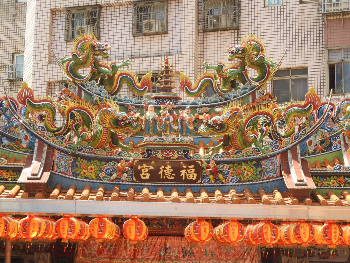 埔頂庄大普義伯公廟脊飾裝飾華麗（林鑫咸攝，2025）