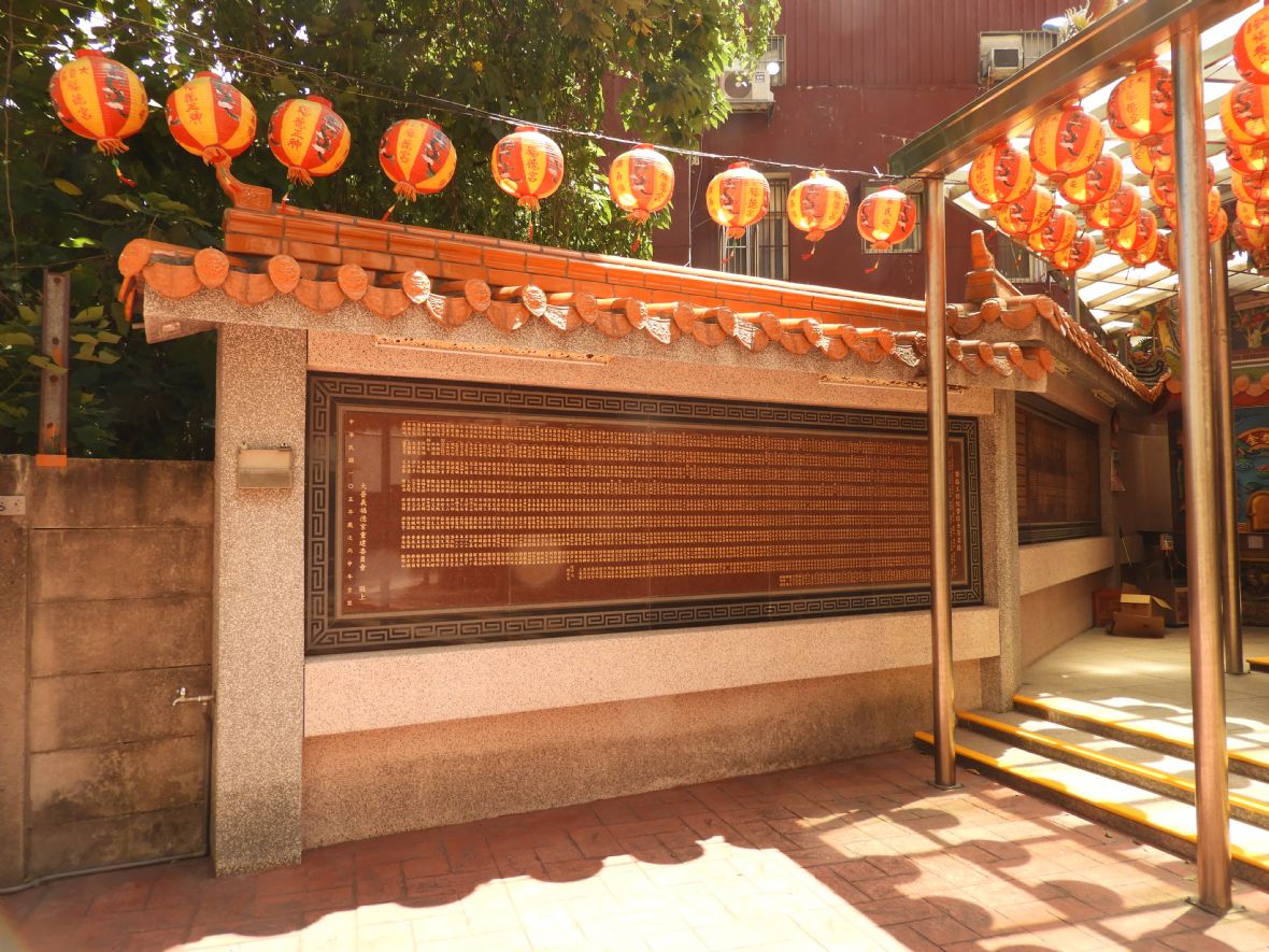 埔頂庄大普義伯公廟廟埕右後側邊建有牌樓（林鑫咸攝，2025）
